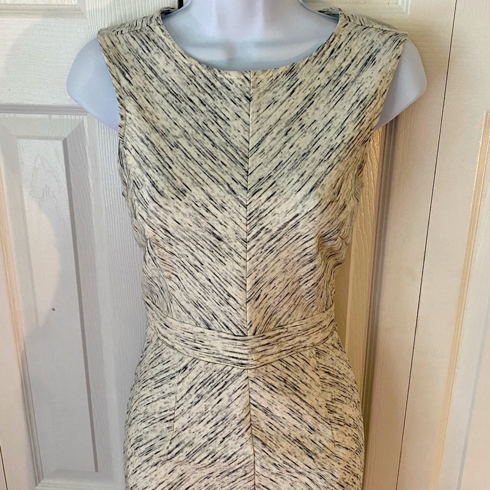 Apt 9 Lovely sleeveless dress. For flattering. Size 2